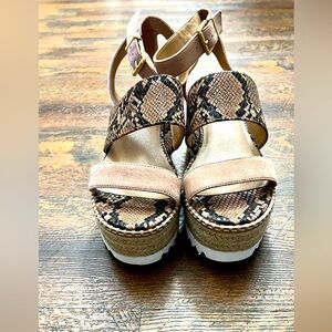 Crown Vintage Daylen Taupe and Snake Print size 7.5